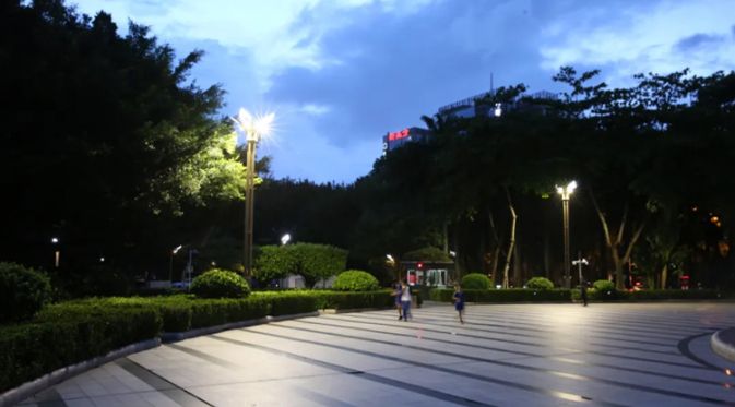 Pinaliguan ng Banayad ang Luntiang Turf, Sinasabayan ng Mga Lampara ang Maaliwalas na Daanan • Isang Immersive na Karanasan ng Urban Slow-Mobility System | Shenzhen Lixiang Park