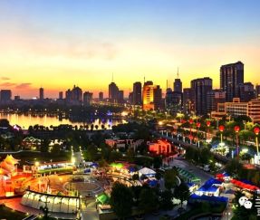 Luminaire d'éclairage public à LED à ailettes réalise un éclairage intégré fonctionnel et paysager pour la route Henghe de Liaocheng