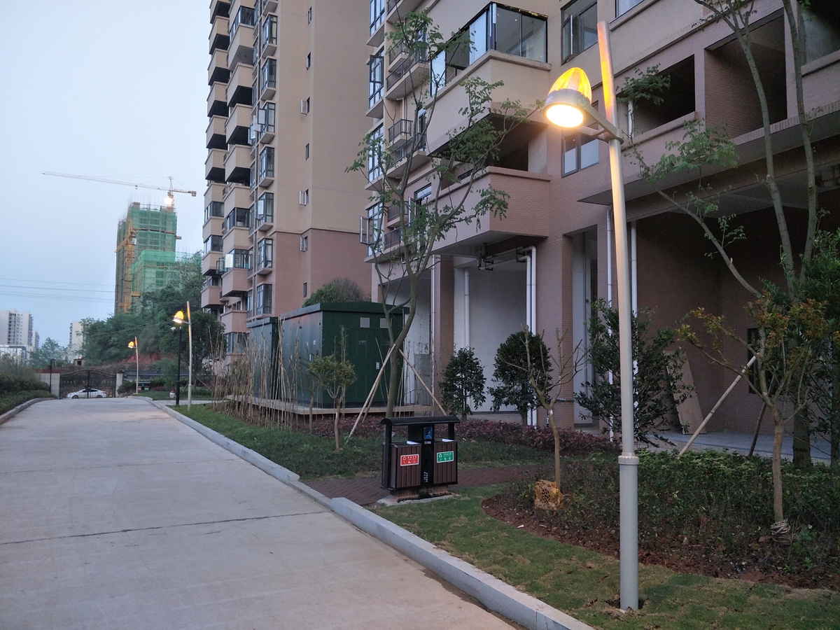 Lampu Pos Luar Ruangan