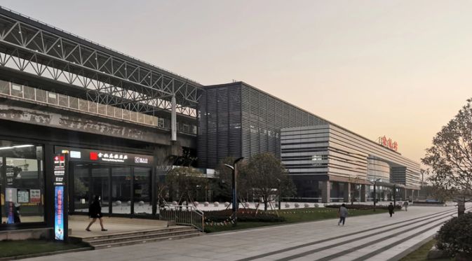 La iluminación de Sanxing ilumina la estación sur de Hangzhou Linping