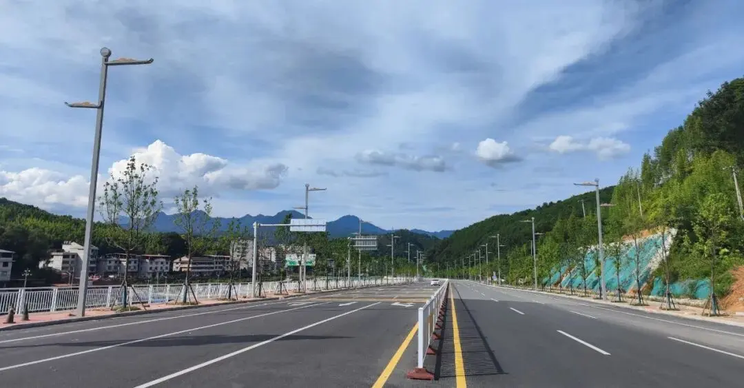 Road Blends sa Scenery, Tanawin Pinahusay ang Road Beauty • Application ng "Guanshan" New Chinese-Style Streetlights sa Urban Cultural Tourism Roads • West Expressway, Youxi, Fujian
