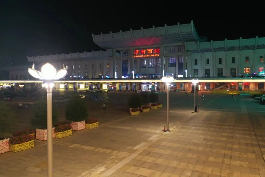 Blossoming Spring City, Smart Power for Dual-Carbon Goals | Sanxing Lighting’s Smart Streetlights Illuminate Jinan West Railway Station