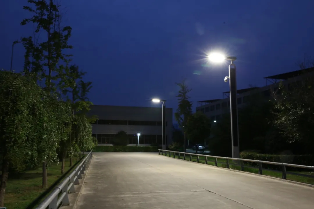 탁월한 품질과 변함없는 강점으로 산싱 라이팅이 레드닷 디자인 어워드와 iF 디자인 어워드를 다시 한번 수상했습니다. 탁월한 품질과 변함없는 강점으로 산싱 라이팅이 레드닷 디자인 어워드와 iF 디자인 어워드를 다시 한번 수상했습니다.