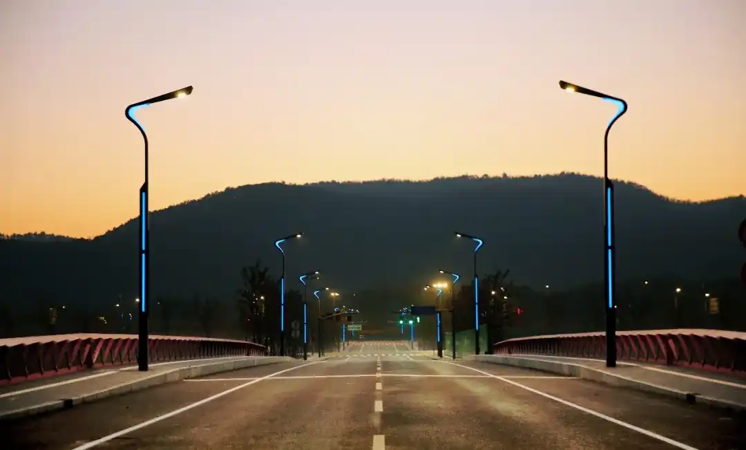 Nuru na Kivuli Husuka Ndoto ya Yixing: Mradi wa Kuangaza Barabarani kwa Mji Mpya wa Yixing Reli ya Kasi ya Juu, Jiangsu Nuru na Kivuli Husuka Ndoto ya Yixing: Mradi wa Kuangaza Barabarani kwa Mji Mpya wa Yixing Reli ya Kasi ya Juu, Jiangsu