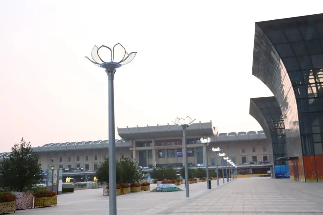 Blossoming Spring City, Smart Power for Dual-Carbon Goals | Sanxing Lighting’s Smart Streetlights Illuminate Jinan West Railway Station