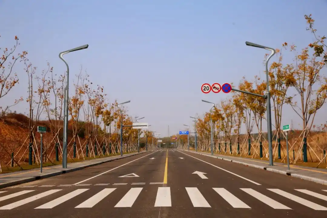 Nuru na Kivuli Husuka Ndoto ya Yixing: Mradi wa Kuangaza Barabarani kwa Mji Mpya wa Yixing Reli ya Kasi ya Juu, Jiangsu Nuru na Kivuli Husuka Ndoto ya Yixing: Mradi wa Kuangaza Barabarani kwa Mji Mpya wa Yixing Reli ya Kasi ya Juu, Jiangsu