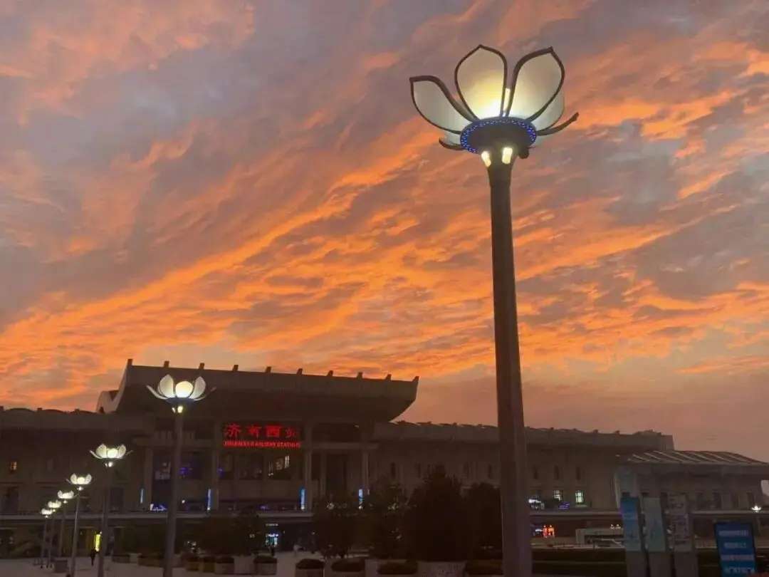 Blossoming Spring City, Smart Power for Dual-Carbon Goals | Sanxing Lighting’s Smart Streetlights Illuminate Jinan West Railway Station