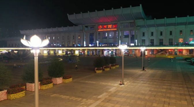 Floreciente ciudad primaveral, energía inteligente para objetivos de doble carbono | Las farolas inteligentes de Sanxing Lighting iluminan la estación de tren de Jinan West