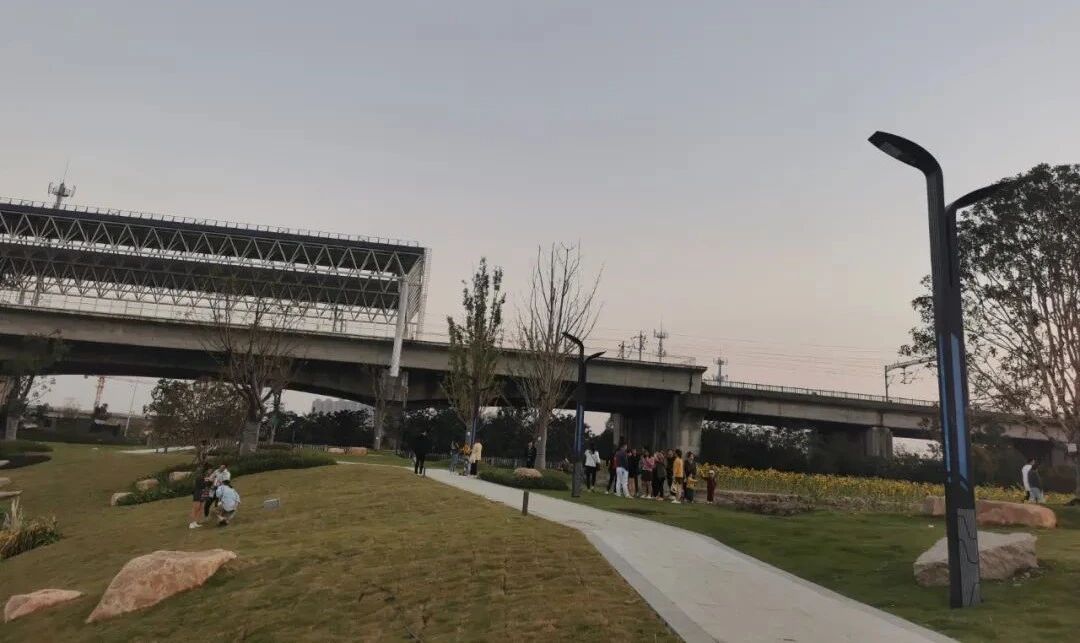 Công ty Sanxing Lighting thắp sáng ga tàu điện ngầm Linping Nam, Hàng Châu. Công ty Sanxing Lighting thắp sáng ga tàu điện ngầm Linping Nam, Hàng Châu.