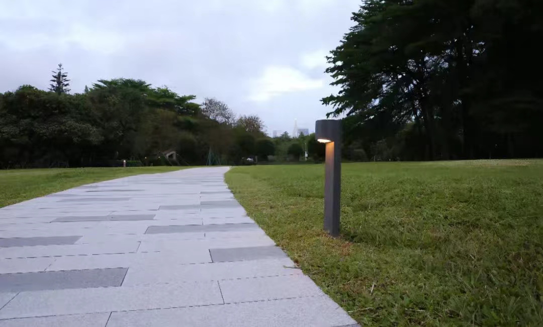 La luz baña el verde césped, las farolas acompañan el tranquilo sendero • Una experiencia inmersiva del sistema de movilidad urbana lenta | Parque Lixiang de Shenzhen