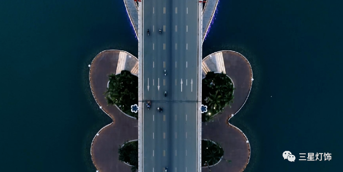 1. Gambaran Keseluruhan Projek Pulau Bunga Laut Hengda adalah sebuah pulau pelancongan budaya buatan besar di luar pesisir yang terletak di teluk antara Pelabuhan Paipu dan Pelabuhan Yangpu, Bandar Danzhou, Wilayah Hainan. Dengan jumlah pelaburan kira-kira 160 bilion RMB, pulau ini terdiri daripada tiga pulau tebus guna berasingan yang meliputi kawasan yang dirancang seluas 8 kilometer persegi. Susun atur satahnya menyerupai tiga bunga mekar di laut, maka dinamakan "Pulau Bunga Laut". Direka oleh 600 pereka induk antarabangsa, pulau ini menggabungkan 28 jenis perniagaan utama termasuk pusat persidangan, hotel mewah, taman hiburan, kemudahan katering dan riadah, diposisikan sebagai pusat peranginan pantai bertaraf dunia, dan dibuka secara rasmi kepada orang ramai pada tahun 2020. Sanxing Lighting menjalankan pembinaan pencahayaan landskap sepenuhnya untuk projek ini, meliputi jambatan masuk, jalan utama, jalur tontonan pantai dan laluan pejalan kaki. Kami menyesuaikan lampu eksklusif bernama "Lampu Bunga Laut" untuk mentafsir tema reka bentuk teras "bunga mekar" dengan cahaya dan bayangan. 2. Lampu Tersuai: Konsep Reka Bentuk Lampu Bunga Laut Berdasarkan susun atur berbentuk bunga Pulau Bunga Laut, Sanxing Lighting membangunkan lampu jalan landskap eksklusif — Lampu Bunga Laut, melambangkan mekar, kegembiraan dan keindahan. Tekstur tiga dimensi yang halus pada permukaan lampu memulihkan daya hidup bunga. Lampu ini bertindak sebagai pemasangan seni pada waktu siang, dan bertukar menjadi landskap cahaya mengalir pada waktu malam, mewujudkan suasana laut bunga yang romantis di seluruh zon pantai. 3. Kelebihan Profesional untuk Persekitaran Pulau Pantai Iklim garam kabus tinggi, taufan kuat, suhu tinggi dan kelembapan tinggi di pulau pantai Hainan mengenakan keperluan ketat terhadap peralatan pencahayaan luar. Sanxing Lighting mengoptimumkan struktur produk dan bahan mentah khas untuk persekitaran marin: Rintangan Cuaca Cemerlang: Struktur tahan angin diperkukuh dan bahan anti-karat untuk menahan kabus garam pantai, mengelakkan karat dan penuaan di bawah pendedahan luar jangka panjang; Reka Bentuk Suria Jimat Tenaga: Dilengkapi dengan panel solar bersepadu untuk menyimpan tenaga pada waktu siang dan membekalkan kuasa secara automatik pada waktu malam, mengurangkan penggunaan kuasa perbandaran dan menyokong pelancongan budaya mesra alam; Sistem Optik Manusiawi: Struktur optik yang dibangunkan sendiri untuk melaraskan lengkung taburan cahaya, kuasa, suhu warna dan indeks rendering warna dengan tepat, menekan silau dengan berkesan dan memberikan cahaya lembut dan selesa yang memenuhi sepenuhnya piawaian pencahayaan luar negara; Keserasian Pelbagai Senario: Digunakan secara seragam di jambatan rentas laut, jalan lalu lintas utama, platform tontonan pantai dan laluan pejalan kaki riadah, memberikan kesan cahaya visual yang konsisten dan mewujudkan pemandangan malam laut bunga yang mendalam. 4. Kekuatan Jenama Sanxing Lighting Sebagai jenama domestik terkemuka dalam pencahayaan luar, Sanxing Lighting menyediakan sembilan barisan produk utama termasuk lampu halaman, lampu landskap, lampu jalan pintar, lampu bersepadu solar, lampu banjir, lampu terowong dan lampu rumput, dengan lebih daripada 300 model produk. Syarikat itu membina makmal ujian pencahayaan profesional yang lengkap, termasuk enam pusat ujian untuk taburan cahaya, fotoelektrik warna, spesifikasi keselamatan, suhu tinggi-rendah, prestasi kalis debu dan kalis air. Setiap lampu menjalani pemeriksaan prestasi penuh dimensi sebelum penghantaran untuk menjamin operasi jangka panjang yang stabil di pulau itu. 5. Nilai Projek & Pemerkasaan Pelancongan Budaya Selepas malam, Pulau Bunga Laut bersinar seperti bunga mekar gergasi yang dikelilingi oleh Lampu Bunga Laut. Pencahayaan jambatan sepadan dengan sempurna bentuk bunga pulau itu, membawa pengunjung pengalaman lawatan malam yang mendalam. Projek pencahayaan ini bukan sahaja memenuhi keperluan pencahayaan lalu lintas asas, tetapi juga membina mercu tanda pelancongan budaya pantai dengan kesan cahaya artistik. Ia sangat merangsang ekonomi malam di barat Hainan, meningkatkan imej pelancongan antarabangsa kawasan pantai Hainan, dan menetapkan penyelesaian penanda aras yang boleh ditiru untuk projek pencahayaan pelancongan budaya pulau buatan besar.