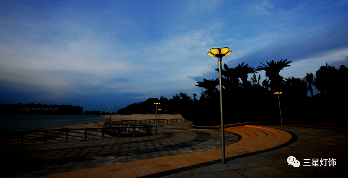 1. Gambaran Keseluruhan Projek Pulau Bunga Laut Hengda adalah sebuah pulau pelancongan budaya buatan besar di luar pesisir yang terletak di teluk antara Pelabuhan Paipu dan Pelabuhan Yangpu, Bandar Danzhou, Wilayah Hainan. Dengan jumlah pelaburan kira-kira 160 bilion RMB, pulau ini terdiri daripada tiga pulau tebus guna berasingan yang meliputi kawasan yang dirancang seluas 8 kilometer persegi. Susun atur satahnya menyerupai tiga bunga mekar di laut, maka dinamakan "Pulau Bunga Laut". Direka oleh 600 pereka induk antarabangsa, pulau ini menggabungkan 28 jenis perniagaan utama termasuk pusat persidangan, hotel mewah, taman hiburan, kemudahan katering dan riadah, diposisikan sebagai pusat peranginan pantai bertaraf dunia, dan dibuka secara rasmi kepada orang ramai pada tahun 2020. Sanxing Lighting menjalankan pembinaan pencahayaan landskap sepenuhnya untuk projek ini, meliputi jambatan masuk, jalan utama, jalur tontonan pantai dan laluan pejalan kaki. Kami menyesuaikan lampu eksklusif bernama "Lampu Bunga Laut" untuk mentafsir tema reka bentuk teras "bunga mekar" dengan cahaya dan bayangan. 2. Lampu Tersuai: Konsep Reka Bentuk Lampu Bunga Laut Berdasarkan susun atur berbentuk bunga Pulau Bunga Laut, Sanxing Lighting membangunkan lampu jalan landskap eksklusif — Lampu Bunga Laut, melambangkan mekar, kegembiraan dan keindahan. Tekstur tiga dimensi yang halus pada permukaan lampu memulihkan daya hidup bunga. Lampu ini bertindak sebagai pemasangan seni pada waktu siang, dan bertukar menjadi landskap cahaya mengalir pada waktu malam, mewujudkan suasana laut bunga yang romantis di seluruh zon pantai. 3. Kelebihan Profesional untuk Persekitaran Pulau Pantai Iklim garam kabus tinggi, taufan kuat, suhu tinggi dan kelembapan tinggi di pulau pantai Hainan mengenakan keperluan ketat terhadap peralatan pencahayaan luar. Sanxing Lighting mengoptimumkan struktur produk dan bahan mentah khas untuk persekitaran marin: Rintangan Cuaca Cemerlang: Struktur tahan angin diperkukuh dan bahan anti-karat untuk menahan kabus garam pantai, mengelakkan karat dan penuaan di bawah pendedahan luar jangka panjang; Reka Bentuk Suria Jimat Tenaga: Dilengkapi dengan panel solar bersepadu untuk menyimpan tenaga pada waktu siang dan membekalkan kuasa secara automatik pada waktu malam, mengurangkan penggunaan kuasa perbandaran dan menyokong pelancongan budaya mesra alam; Sistem Optik Manusiawi: Struktur optik yang dibangunkan sendiri untuk melaraskan lengkung taburan cahaya, kuasa, suhu warna dan indeks rendering warna dengan tepat, menekan silau dengan berkesan dan memberikan cahaya lembut dan selesa yang memenuhi sepenuhnya piawaian pencahayaan luar negara; Keserasian Pelbagai Senario: Digunakan secara seragam di jambatan rentas laut, jalan lalu lintas utama, platform tontonan pantai dan laluan pejalan kaki riadah, memberikan kesan cahaya visual yang konsisten dan mewujudkan pemandangan malam laut bunga yang mendalam. 4. Kekuatan Jenama Sanxing Lighting Sebagai jenama domestik terkemuka dalam pencahayaan luar, Sanxing Lighting menyediakan sembilan barisan produk utama termasuk lampu halaman, lampu landskap, lampu jalan pintar, lampu bersepadu solar, lampu banjir, lampu terowong dan lampu rumput, dengan lebih daripada 300 model produk. Syarikat itu membina makmal ujian pencahayaan profesional yang lengkap, termasuk enam pusat ujian untuk taburan cahaya, fotoelektrik warna, spesifikasi keselamatan, suhu tinggi-rendah, prestasi kalis debu dan kalis air. Setiap lampu menjalani pemeriksaan prestasi penuh dimensi sebelum penghantaran untuk menjamin operasi jangka panjang yang stabil di pulau itu. 5. Nilai Projek & Pemerkasaan Pelancongan Budaya Selepas malam, Pulau Bunga Laut bersinar seperti bunga mekar gergasi yang dikelilingi oleh Lampu Bunga Laut. Pencahayaan jambatan sepadan dengan sempurna bentuk bunga pulau itu, membawa pengunjung pengalaman lawatan malam yang mendalam. Projek pencahayaan ini bukan sahaja memenuhi keperluan pencahayaan lalu lintas asas, tetapi juga membina mercu tanda pelancongan budaya pantai dengan kesan cahaya artistik. Ia sangat merangsang ekonomi malam di barat Hainan, meningkatkan imej pelancongan antarabangsa kawasan pantai Hainan, dan menetapkan penyelesaian penanda aras yang boleh ditiru untuk projek pencahayaan pelancongan budaya pulau buatan besar.