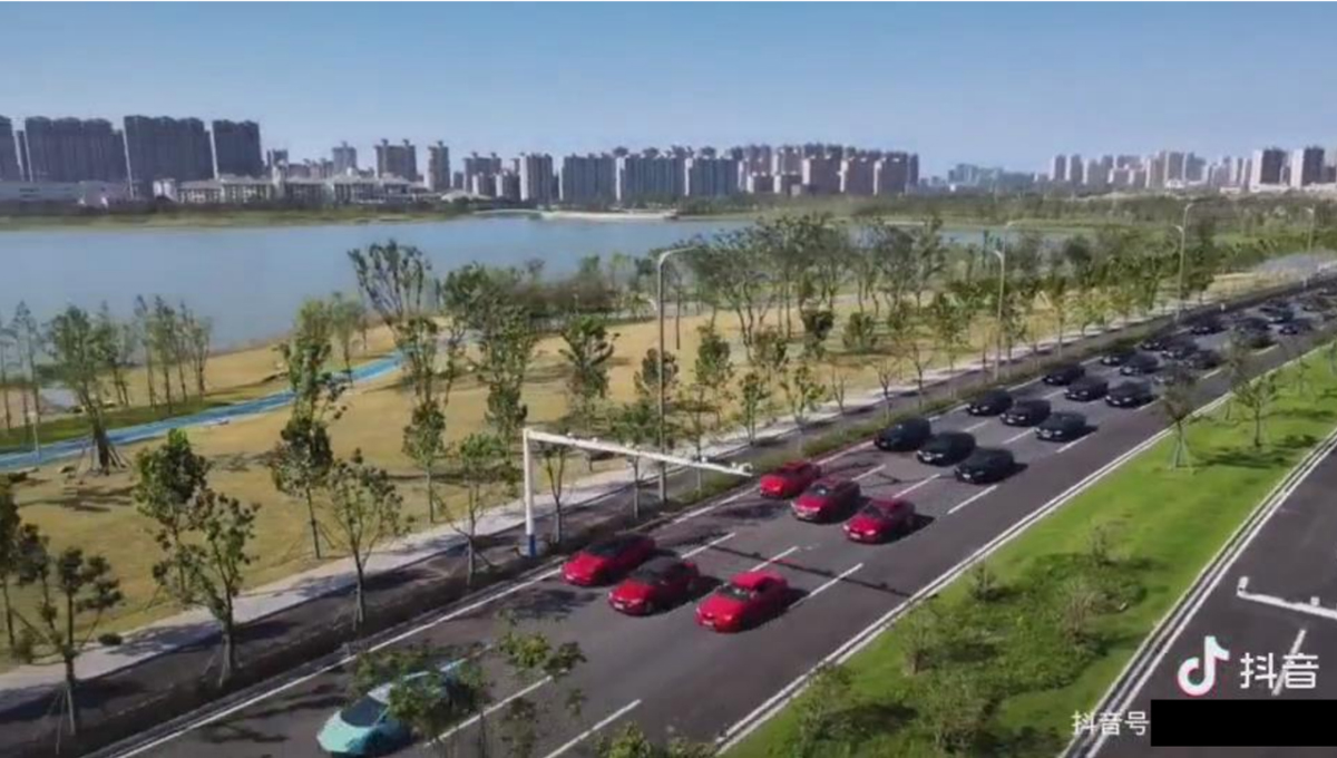 A Sanxing Lighting causa sensação viral no Lago Qintan, em Anqing. A Sanxing Lighting causa sensação viral no Lago Qintan, em Anqing.