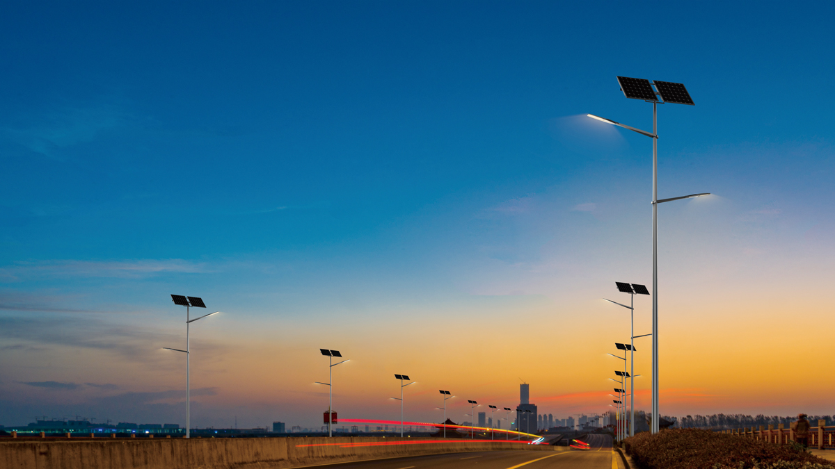 Postes de iluminação pública movidos a energia solar