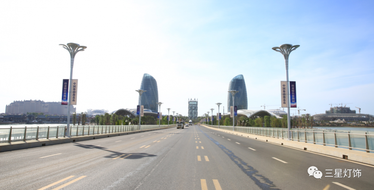 1. Gambaran Keseluruhan Projek Pulau Bunga Laut Hengda adalah sebuah pulau pelancongan budaya buatan besar di luar pesisir yang terletak di teluk antara Pelabuhan Paipu dan Pelabuhan Yangpu, Bandar Danzhou, Wilayah Hainan. Dengan jumlah pelaburan kira-kira 160 bilion RMB, pulau ini terdiri daripada tiga pulau tebus guna berasingan yang meliputi kawasan yang dirancang seluas 8 kilometer persegi. Susun atur satahnya menyerupai tiga bunga mekar di laut, maka dinamakan "Pulau Bunga Laut". Direka oleh 600 pereka induk antarabangsa, pulau ini menggabungkan 28 jenis perniagaan utama termasuk pusat persidangan, hotel mewah, taman hiburan, kemudahan katering dan riadah, diposisikan sebagai pusat peranginan pantai bertaraf dunia, dan dibuka secara rasmi kepada orang ramai pada tahun 2020. Sanxing Lighting menjalankan pembinaan pencahayaan landskap sepenuhnya untuk projek ini, meliputi jambatan masuk, jalan utama, jalur tontonan pantai dan laluan pejalan kaki. Kami menyesuaikan lampu eksklusif bernama "Lampu Bunga Laut" untuk mentafsir tema reka bentuk teras "bunga mekar" dengan cahaya dan bayangan. 2. Lampu Tersuai: Konsep Reka Bentuk Lampu Bunga Laut Berdasarkan susun atur berbentuk bunga Pulau Bunga Laut, Sanxing Lighting membangunkan lampu jalan landskap eksklusif — Lampu Bunga Laut, melambangkan mekar, kegembiraan dan keindahan. Tekstur tiga dimensi yang halus pada permukaan lampu memulihkan daya hidup bunga. Lampu ini bertindak sebagai pemasangan seni pada waktu siang, dan bertukar menjadi landskap cahaya mengalir pada waktu malam, mewujudkan suasana laut bunga yang romantis di seluruh zon pantai. 3. Kelebihan Profesional untuk Persekitaran Pulau Pantai Iklim garam kabus tinggi, taufan kuat, suhu tinggi dan kelembapan tinggi di pulau pantai Hainan mengenakan keperluan ketat terhadap peralatan pencahayaan luar. Sanxing Lighting mengoptimumkan struktur produk dan bahan mentah khas untuk persekitaran marin: Rintangan Cuaca Cemerlang: Struktur tahan angin diperkukuh dan bahan anti-karat untuk menahan kabus garam pantai, mengelakkan karat dan penuaan di bawah pendedahan luar jangka panjang; Reka Bentuk Suria Jimat Tenaga: Dilengkapi dengan panel solar bersepadu untuk menyimpan tenaga pada waktu siang dan membekalkan kuasa secara automatik pada waktu malam, mengurangkan penggunaan kuasa perbandaran dan menyokong pelancongan budaya mesra alam; Sistem Optik Manusiawi: Struktur optik yang dibangunkan sendiri untuk melaraskan lengkung taburan cahaya, kuasa, suhu warna dan indeks rendering warna dengan tepat, menekan silau dengan berkesan dan memberikan cahaya lembut dan selesa yang memenuhi sepenuhnya piawaian pencahayaan luar negara; Keserasian Pelbagai Senario: Digunakan secara seragam di jambatan rentas laut, jalan lalu lintas utama, platform tontonan pantai dan laluan pejalan kaki riadah, memberikan kesan cahaya visual yang konsisten dan mewujudkan pemandangan malam laut bunga yang mendalam. 4. Kekuatan Jenama Sanxing Lighting Sebagai jenama domestik terkemuka dalam pencahayaan luar, Sanxing Lighting menyediakan sembilan barisan produk utama termasuk lampu halaman, lampu landskap, lampu jalan pintar, lampu bersepadu solar, lampu banjir, lampu terowong dan lampu rumput, dengan lebih daripada 300 model produk. Syarikat itu membina makmal ujian pencahayaan profesional yang lengkap, termasuk enam pusat ujian untuk taburan cahaya, fotoelektrik warna, spesifikasi keselamatan, suhu tinggi-rendah, prestasi kalis debu dan kalis air. Setiap lampu menjalani pemeriksaan prestasi penuh dimensi sebelum penghantaran untuk menjamin operasi jangka panjang yang stabil di pulau itu. 5. Nilai Projek & Pemerkasaan Pelancongan Budaya Selepas malam, Pulau Bunga Laut bersinar seperti bunga mekar gergasi yang dikelilingi oleh Lampu Bunga Laut. Pencahayaan jambatan sepadan dengan sempurna bentuk bunga pulau itu, membawa pengunjung pengalaman lawatan malam yang mendalam. Projek pencahayaan ini bukan sahaja memenuhi keperluan pencahayaan lalu lintas asas, tetapi juga membina mercu tanda pelancongan budaya pantai dengan kesan cahaya artistik. Ia sangat merangsang ekonomi malam di barat Hainan, meningkatkan imej pelancongan antarabangsa kawasan pantai Hainan, dan menetapkan penyelesaian penanda aras yang boleh ditiru untuk projek pencahayaan pelancongan budaya pulau buatan besar.