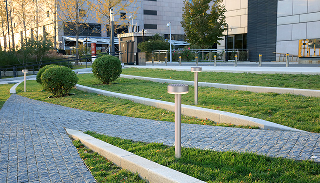 Đèn năng lượng mặt trời cho bãi cỏ