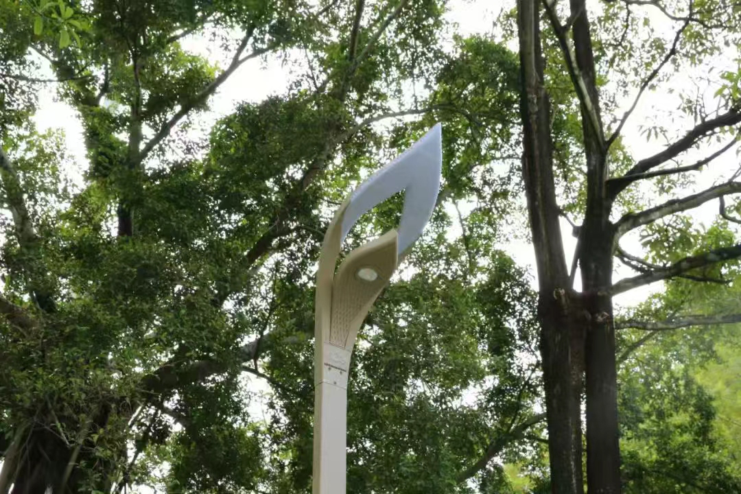 La luz baña el verde césped, las farolas acompañan el tranquilo sendero • Una experiencia inmersiva del sistema de movilidad urbana lenta | Parque Lixiang de Shenzhen