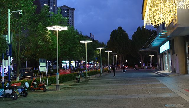 Mga Solar Lamp sa Labas