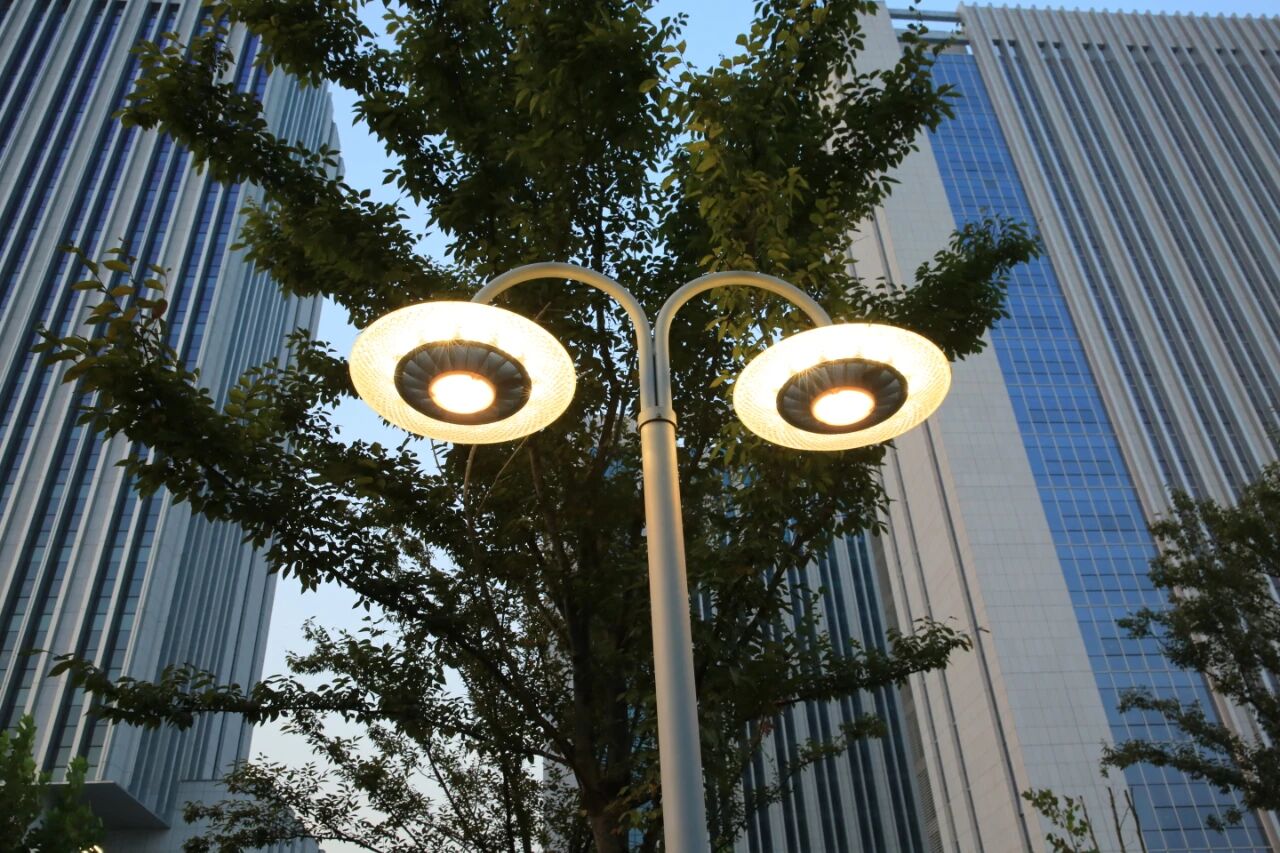 أضواء الفناء الخلفي في الهواء الطلق