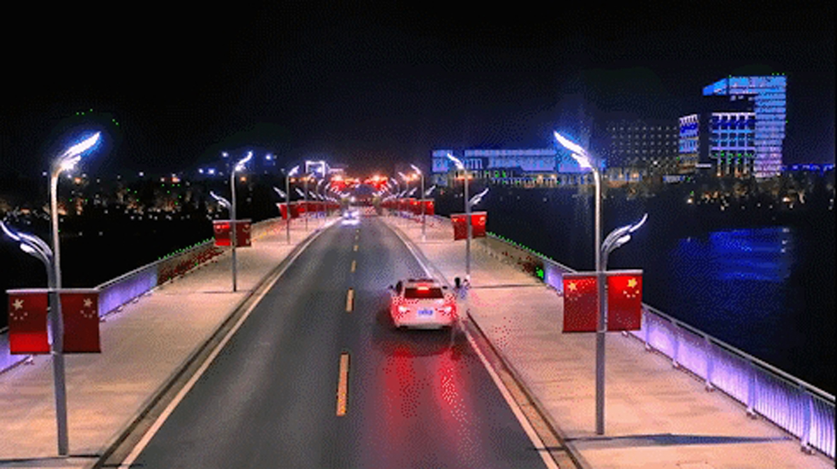 Уличные светодиодные фонари на столбах