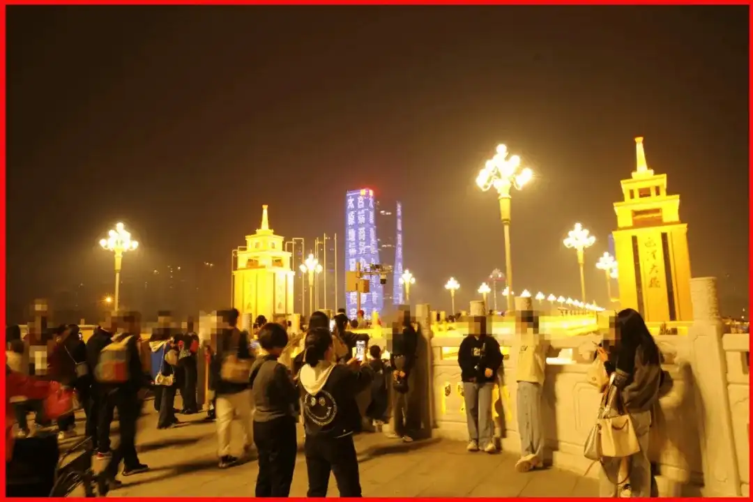 Lampu-Lampu China Baru di Jalan Yingze, Taiyuan, Jalan Utama Shanxi | Sebuah Penghormatan untuk Peringatan 75 Tahun Republik Rakyat Tiongkok Lampu-Lampu China Baru di Jalan Yingze, Taiyuan, Jalan Utama Shanxi | Sebuah Penghormatan untuk Peringatan 75 Tahun Republik Rakyat Tiongkok